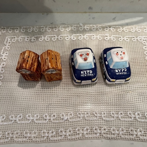 2 sets of Salt and Pepper Shakers. Minature OutHouse S&P and NYPD police car S&P - Picture 8 of 13